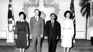 Park Geun-hye poses in a 1979 group photo with former U.S. president Jimmy Carter in the Blue House.